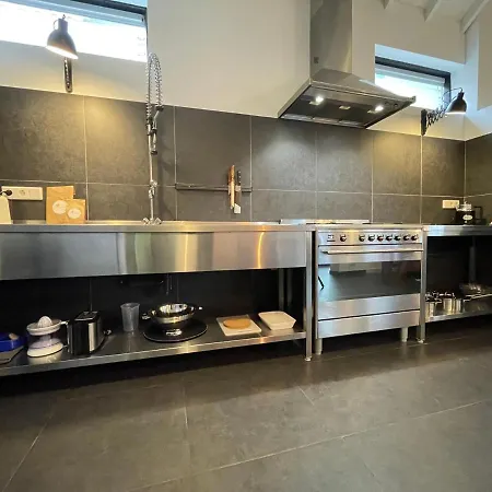 La Chatelaine * אגמונד אן זי